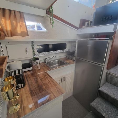 Beautiful And Comfy Boat In Barcelona With Boat Tour Option Hotel Luaran gambar