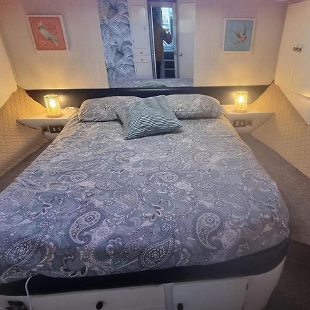 Beautiful And Comfy Boat In Barcelona With Boat Tour Option Hotel Luaran gambar