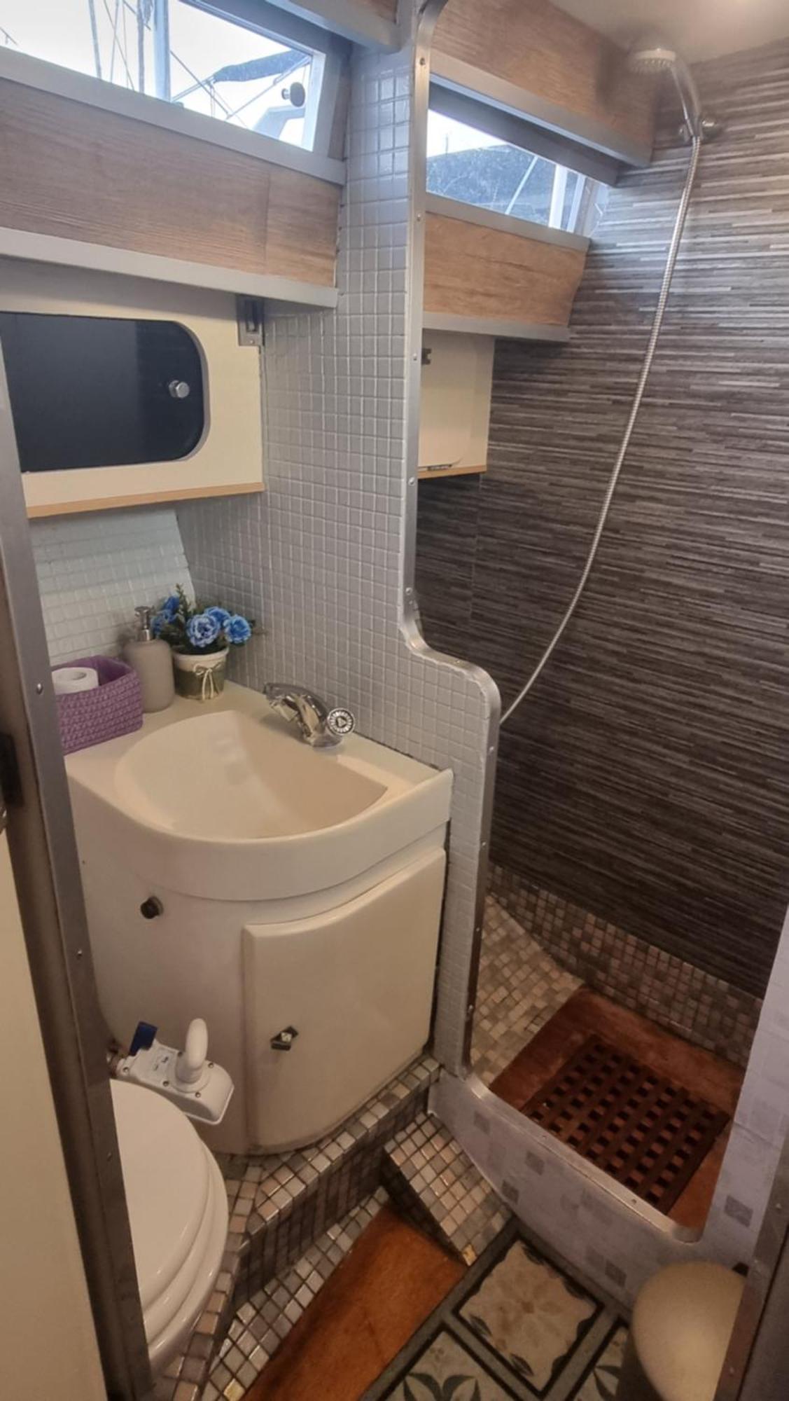 Beautiful And Comfy Boat In Barcelona With Boat Tour Option Hotel Luaran gambar