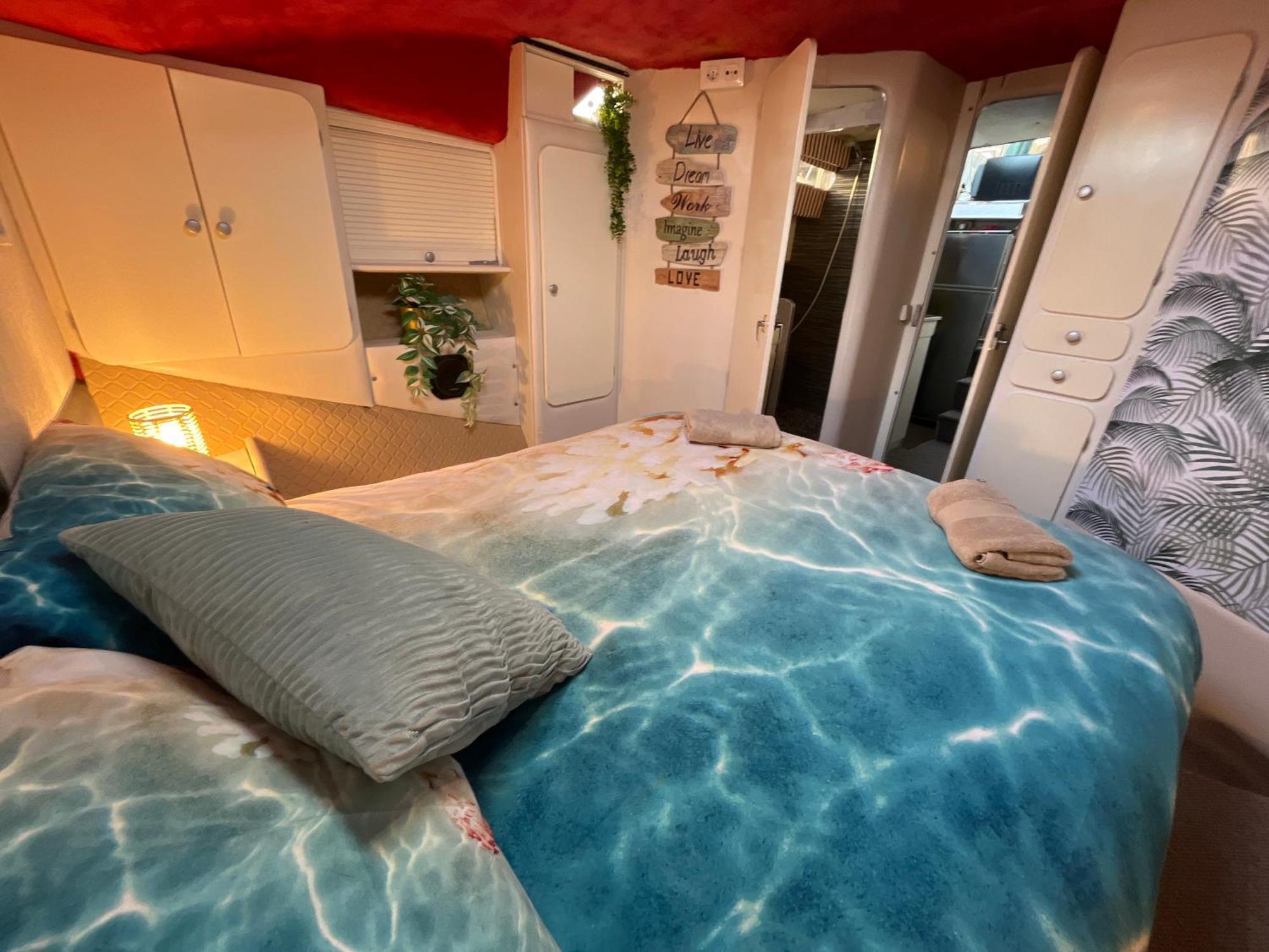 Beautiful And Comfy Boat In Barcelona With Boat Tour Option Hotel Luaran gambar